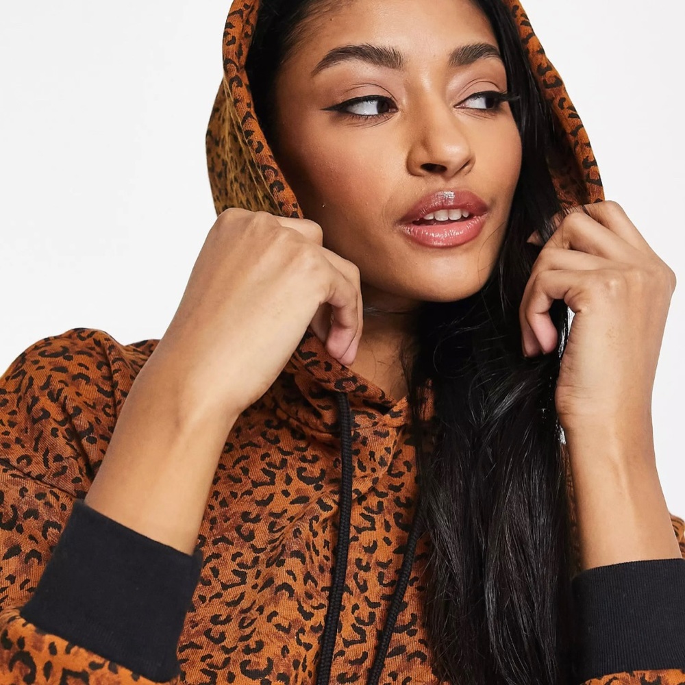 NWT! Women’s Levi’s leopard crop hoodie sweater size M! - Picture 2 of 6
